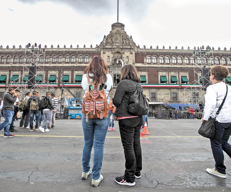 La oposición ve contradictorio invitar a las personas al Zócalo.  Archivo EL UNIVERSAL
