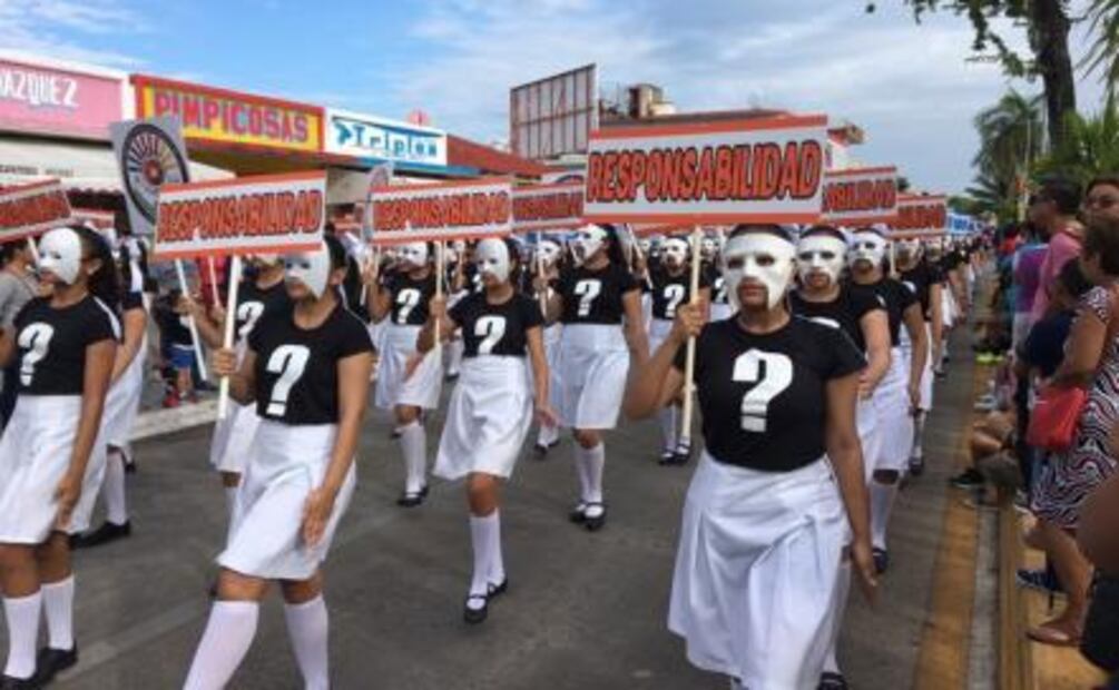 Jóvenes aprovechan desfile para mostrar sus inquietudes en Q.Roo