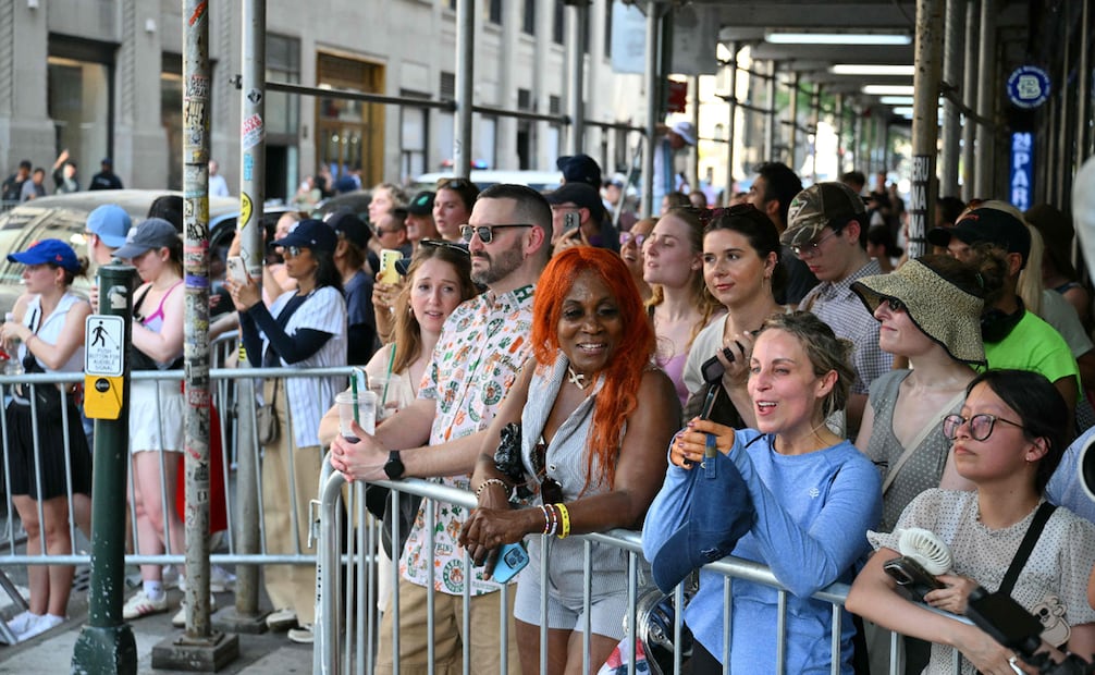 Un grupo de seguidores espera frente al Madison Square Garden, en la ciudad de Nueva York; este recinto ha sido señalado como el lugar donde se celebrará la boda de la cantante de pop Taylor Swift y el atleta profesional Travis Kelce.
Foto de ANGELA WEISS / AFP.