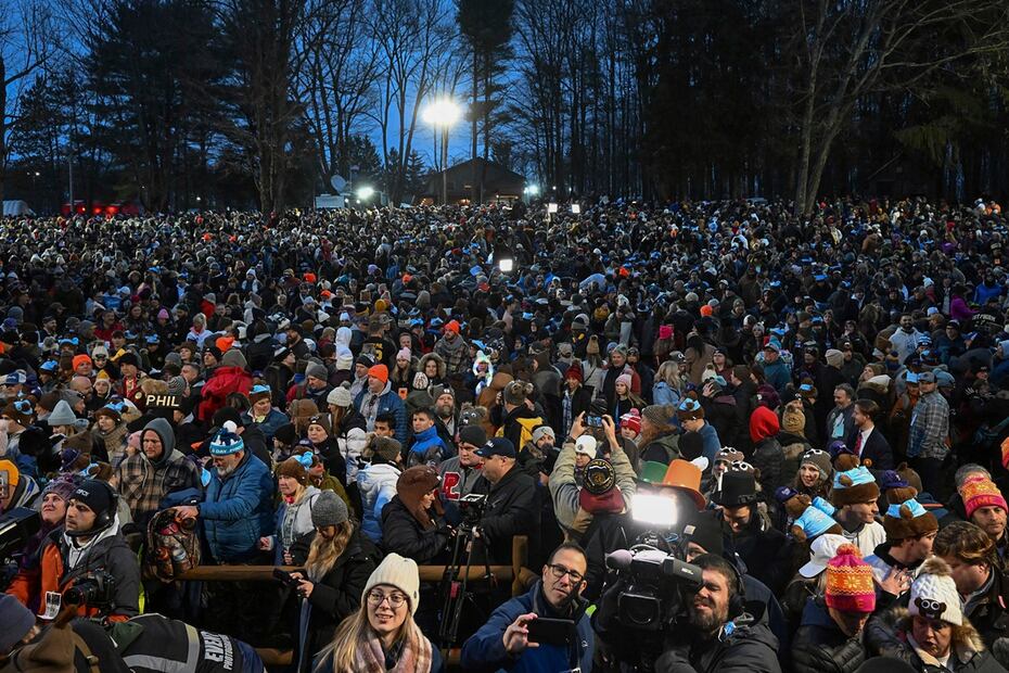 La multitud observa las festividades mientras espera que Punxsutawney Phil, la marmota que pronostica el clima, salga y haga su predicción durante la celebración número 138 del Día de la Marmota en Gobbler's Knob en Punxsutawney, Pennsylvania. Foto: AP