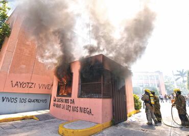 Normalistas incendian el Congreso de Guerrero