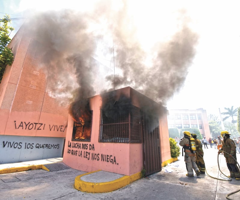 Los normalistas de Ayotzinapa pintaron consignas y rociaron gasolina en algunas áreas del Congreso, a las que les prendieron fuego, el cual fue controlado por los bomberos. Foto: CORTESÍA: DASSAEV TÉLLEZ
