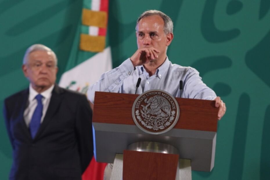 Uno no usa cubrebocas y otro quiere ponérselo a los reporteros