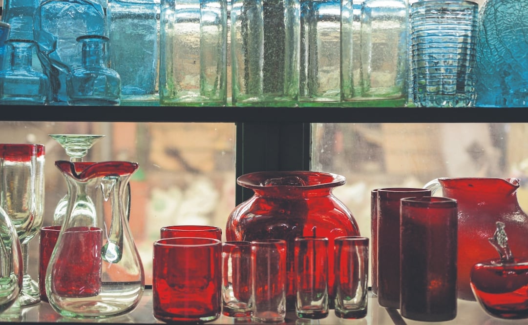 Cada pieza de vidrio es creada a mano bajo el calor de los dos hornos ubicados al final de un patio donde los artesanos, con el rostro empapado de sudor, recorren el taller cargando largos tubos metálicos con la masa de cristal que después se convertirá en una artesanía. Foto: Santiago Cadena/ EL UNIVERSAL