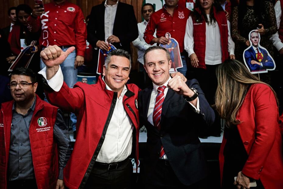 Alejandro Moreno y Adrián Rubalcava se concentraron con la militancia del PRI, en donde se exhortó a mostrar solidaridad y coherencia para lograr una candidatura única. Foto: Gabriel Pano | El Universal
