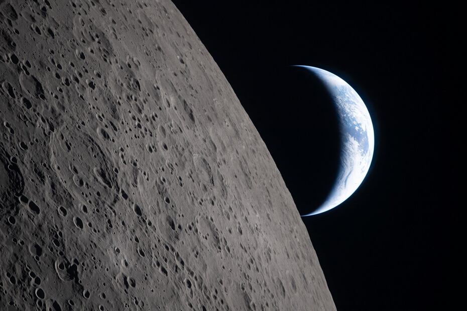La Tierra en forma de media luna poniéndose junto al limbo lunar (borde de la superficie visible de la Luna), en una imagen captada desde la nave espacial Orión el 6 de abril. FOTO: NASA. AFP