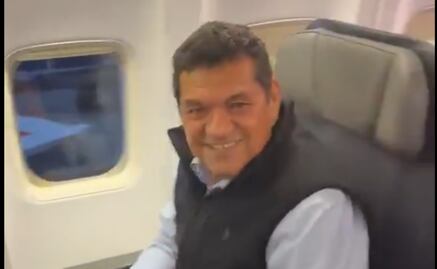 Encaran a Javier May en un vuelo; lo cuestionan por viajar en primera clase 