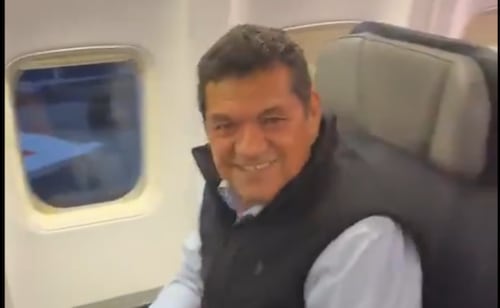Encaran a Javier May en un vuelo; lo cuestionan por viajar en primera clase