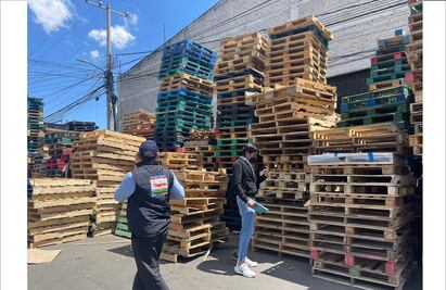 Alcaldía Azcapotzalco va contra "tarimeros" que usan la calle para trabajar