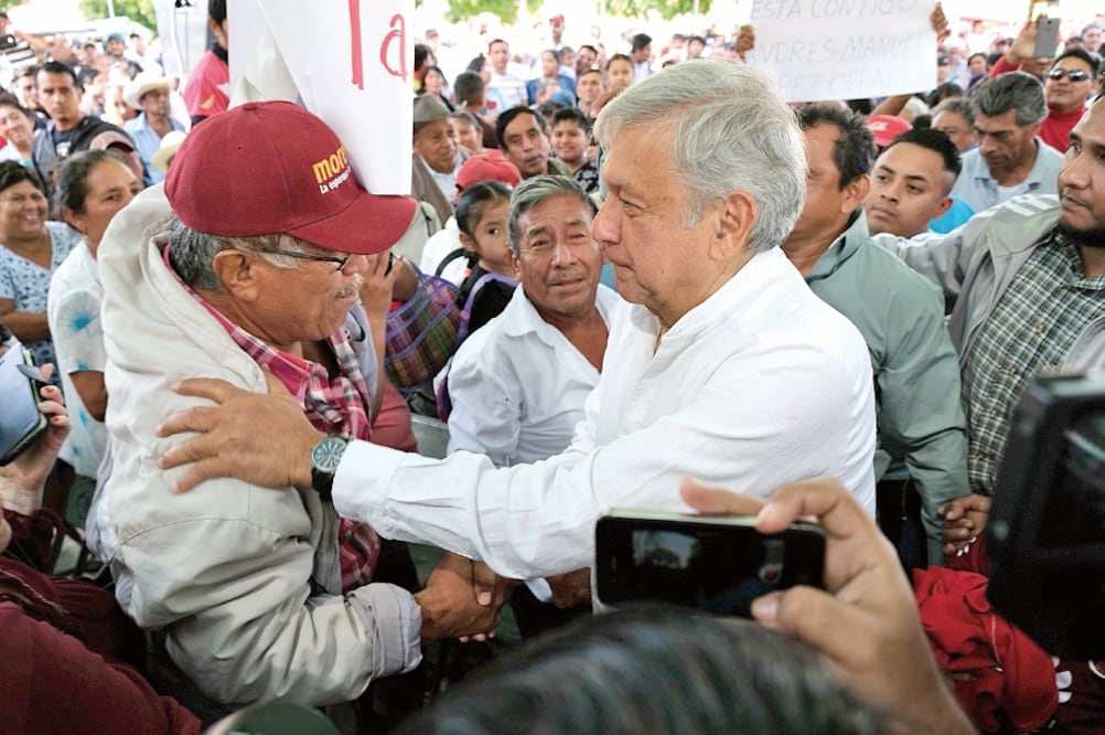 En su visita a la localidad de Izamal, Yucatán, Andrés Manuel López Obrador dijo que a través del crecimiento económico, la generación de empleo y la aplicación de programas de desarrollo social combatirá la criminalidad. (CUAUHTÉMOC MORENO. EL UNIVERSAL)