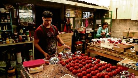 Esferas artesanales, una tradición familiar