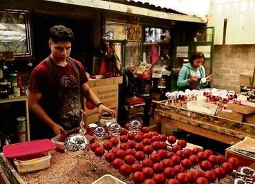Esferas artesanales, una tradición familiar