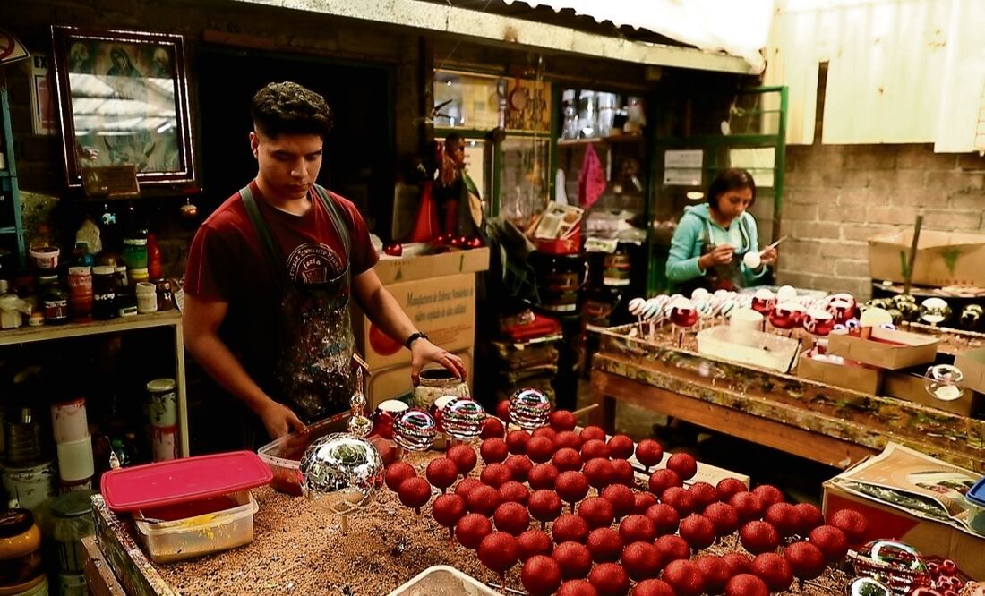 En este taller la fabricación de esferas no tiene tregua, Josefina y sus hijos trabajan todo el año.