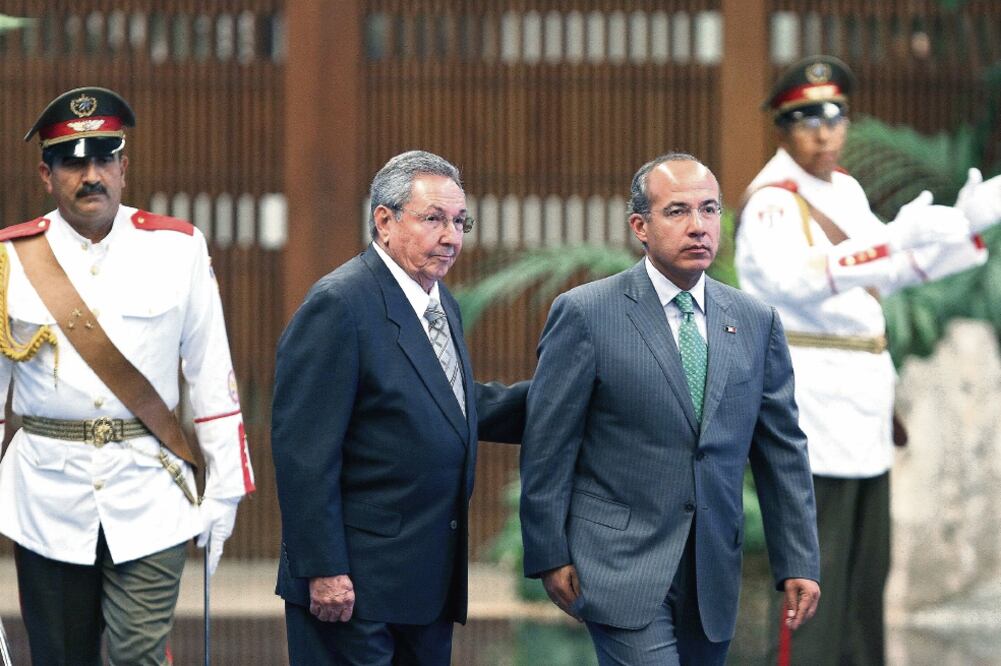 Felipe Calderón fustigó ayer al líder de la Revolución Cubana, Fidel Castro. Cuando visitó la isla, en 2012, se reunió sólo con su hermano Raúl (ARCHIVO EL UNIVERSAL)