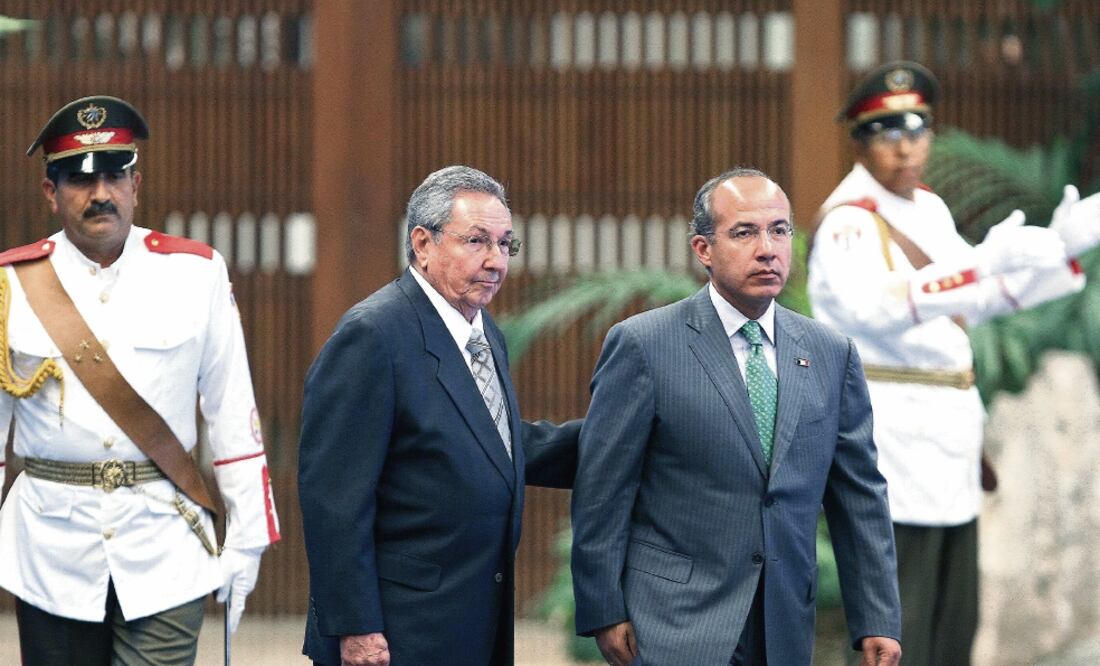 Felipe Calderón fustigó ayer al líder de la Revolución Cubana, Fidel Castro. Cuando visitó la isla, en 2012, se reunió sólo con su hermano Raúl (ARCHIVO EL UNIVERSAL)