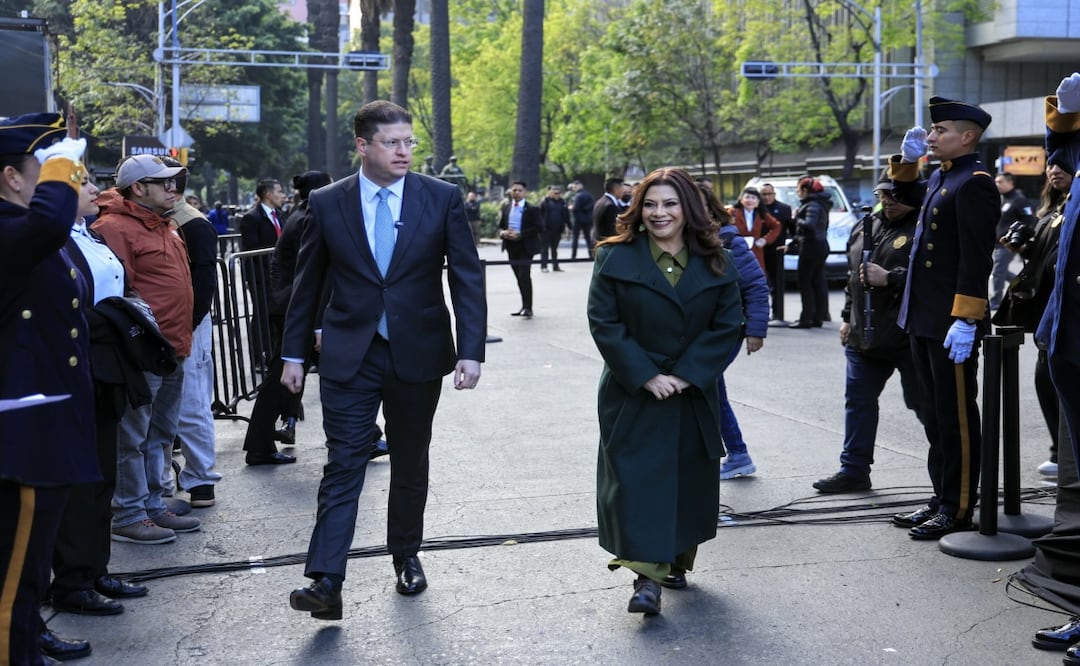 Clara Brugada encabeza desfile por el Día del Policía; destacó la reducción de la incidencia delictiva. Foto: Especial