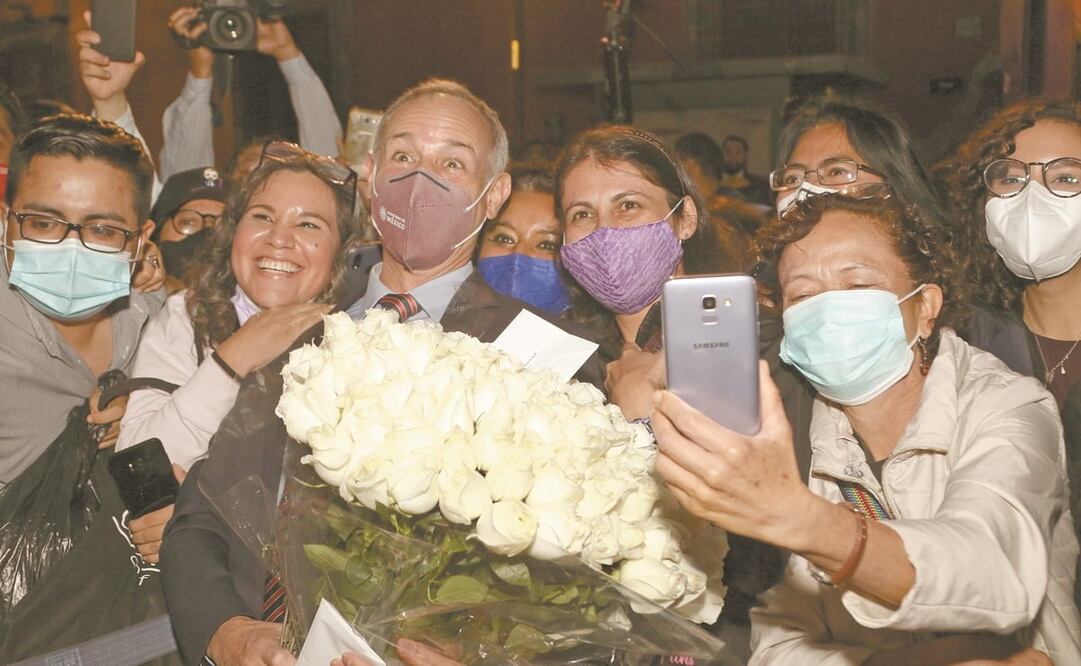 Afuera de Palacio Nacional y tras finalizar la última conferencia vespertina, el subsecretario de Salud, Hugo López-Gatell, convivió con simpatizantes que le regalaron flores y no guardaron la sana distancia. Foto: Carlos Mejía. EL UNIVERSAL