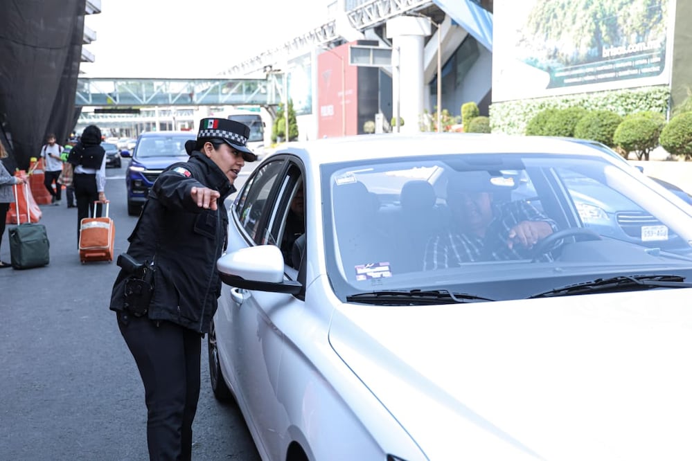 Continúa operativo de la Guardia Nacional contra taxis por aplicación en el AICM. (Foto: Gabriel Pano/ EL UNIVERSAL)