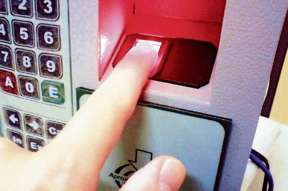 De acuerdo con autoridades del INE, al principio los bancos sólo realizarán la verificación de huellas digitales únicamente con las de los dedos índice. (ARCHIVO EL UNIVERSAL)