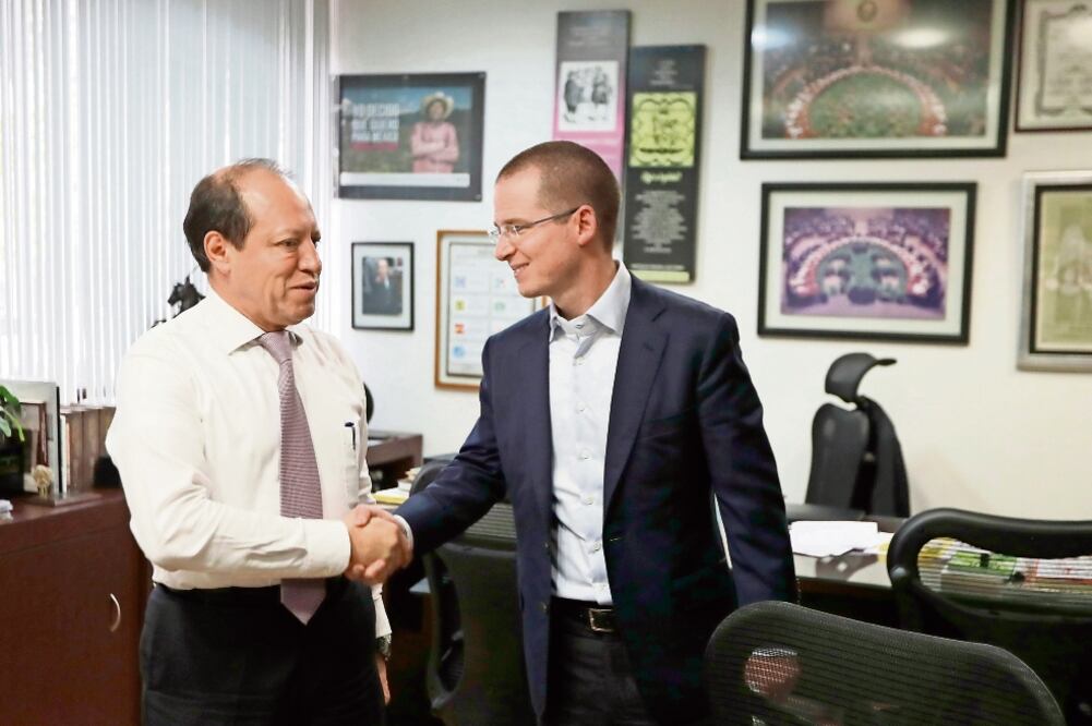 El presidente nacional del PAN, Ricardo Anaya (der.), se reunió con el conseje ro electoral Marco Antonio Baños (LUIS CORTÉS. EL UNIVERSAL)