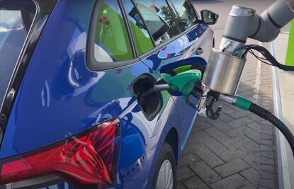 VIDEO: gasolinera funciona con robots para llenar el tanque