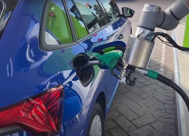 VIDEO: gasolinera funciona con robots para llenar el tanque