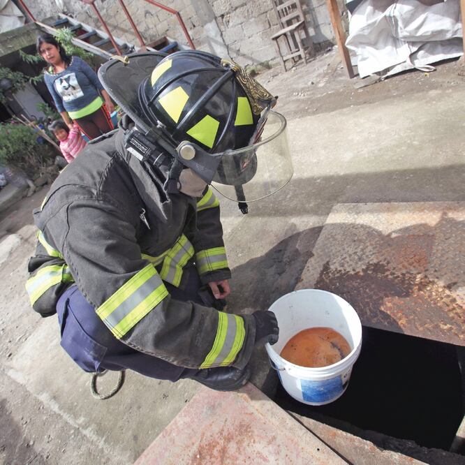 Bomberos llegaron para auxiliar a los vecinos con la limpieza de sus pozos artesianos y para retirar el hidrocarburo, el cual pintó de rosa el líquido. (JORGE ALVARADO. EL UNIVERSAL)
