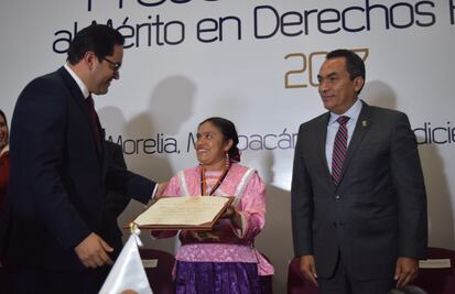 Entregan presea al mérito de DH a Casa de la Mujer Indígena Mazot en Michoacán