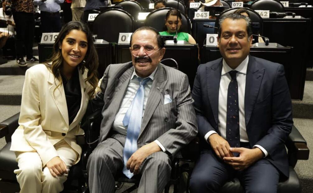 El licenciado Juan Francisco Ealy Ortiz, presidente ejecutivo de El Universal, visitó la Cámara de Diputados. Estuvo acompañado de su esposa Perla Diaz de Ealy y de su hija la diputada María Teresa Ealy. Foto: Carlos Mejía / EL UNIVERSAL