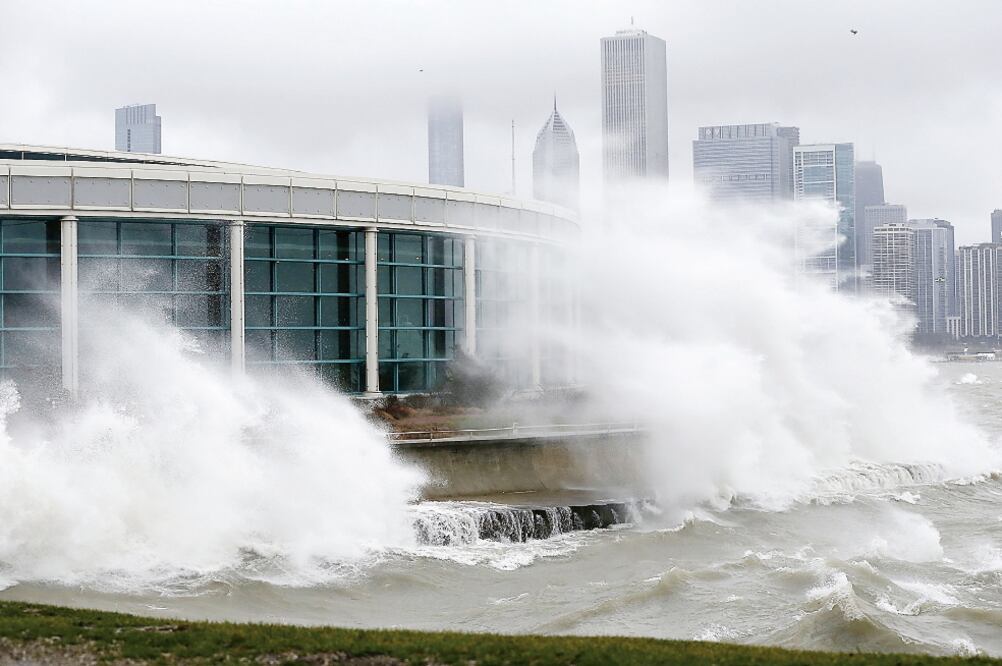 Las fuertes olas del lago Michigan rompen alrededor del Acuario Shedd, en Chicago, Illinois. Un sistema de tormentas que trajo tornados, nieve e inundaciones en estados del centro-norte de EU amenaza con más daños (CHARLES REX ARBOGAST. AP)