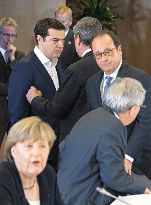 El primer ministro griego, Alexis Tsipras, (de pie a la izquierda), y el presidente francés, François Hollande