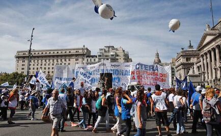 Miles de maestros protestan en Argentina en medio de huelga que pone a prueba al Gobierno