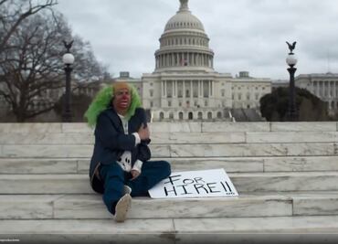 Brozo recibe llamada de Carlos Loret, lo alburea y entra a LatinUS