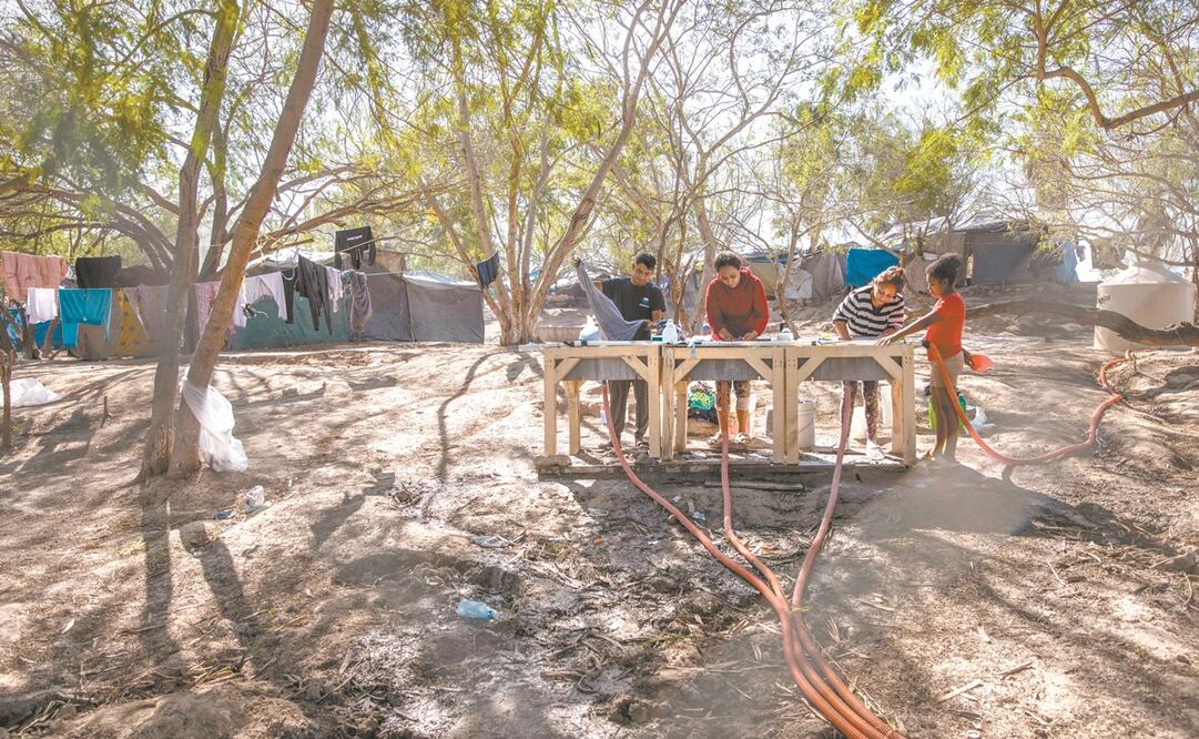 Indocumentados centroamericanos en un campamento, en Matamoros, Tamaulipas. Bajo el gobierno del expresidente Donald Trump fueron obligados a permanecer en México en lo que se resolvían sus procesos migratorios. Foto: John Moore. AFP