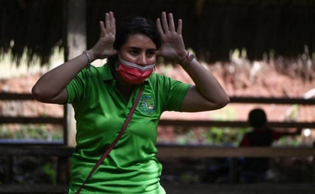 Maestra viaja en canoa para dar clases a niños indígenas durante pandemia en Panamá