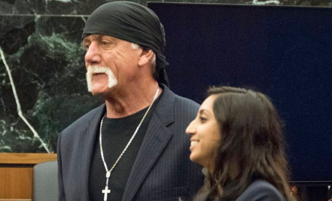 En el video, de 2012, Hogan aparecía sosteniendo relaciones sexuales con la esposa de su ex mejor amigo. En la imagen, junto a la abogada Seema Ghatnekar. FOTO: AP.