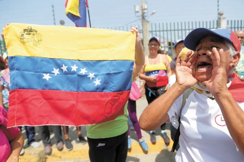Seguidores del proclamado presidente interino, Juan Guaidó, durante una manifestación el pasado 18 de mayo, en Guatire. / IVÁN ALVARADO. REUTERS