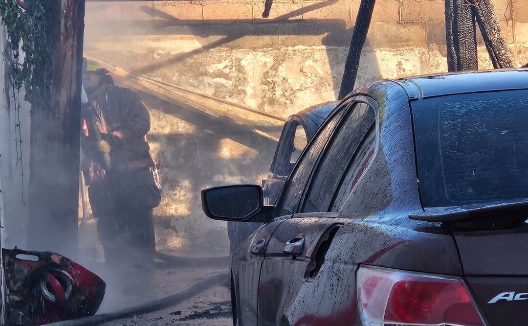 Civiles armados incendian salón de fiestas y atacan negocio de comida rápida en Culiacán; alumnos de escuela cercana se refugian durante tiroteo. Foto: Javier Cabrera Martínez