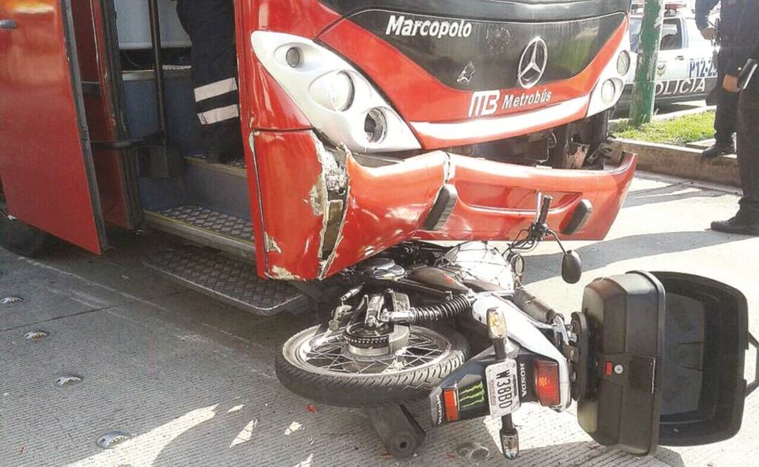 Los primeros reportes de la Policía indican que el motociclista invadió el carril confinado para el Metrobús, al mismo tiempo en que la unidad de transporte público pasaba, por lo que fue arrollado.