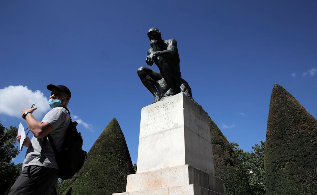Un visitante pasa junto a "El pensador" de Auguste Rodin en París el martes 7 de julio de 2020. El Museo Rodin reabrió el martes tras haber pasado cuatro meses cerrado debido a la pandemia del coronavirus. Foto: AP Foto/Christophe Ena