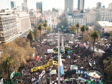 Miles abarrotan las calles en apoyo a Cristina Kirchner
