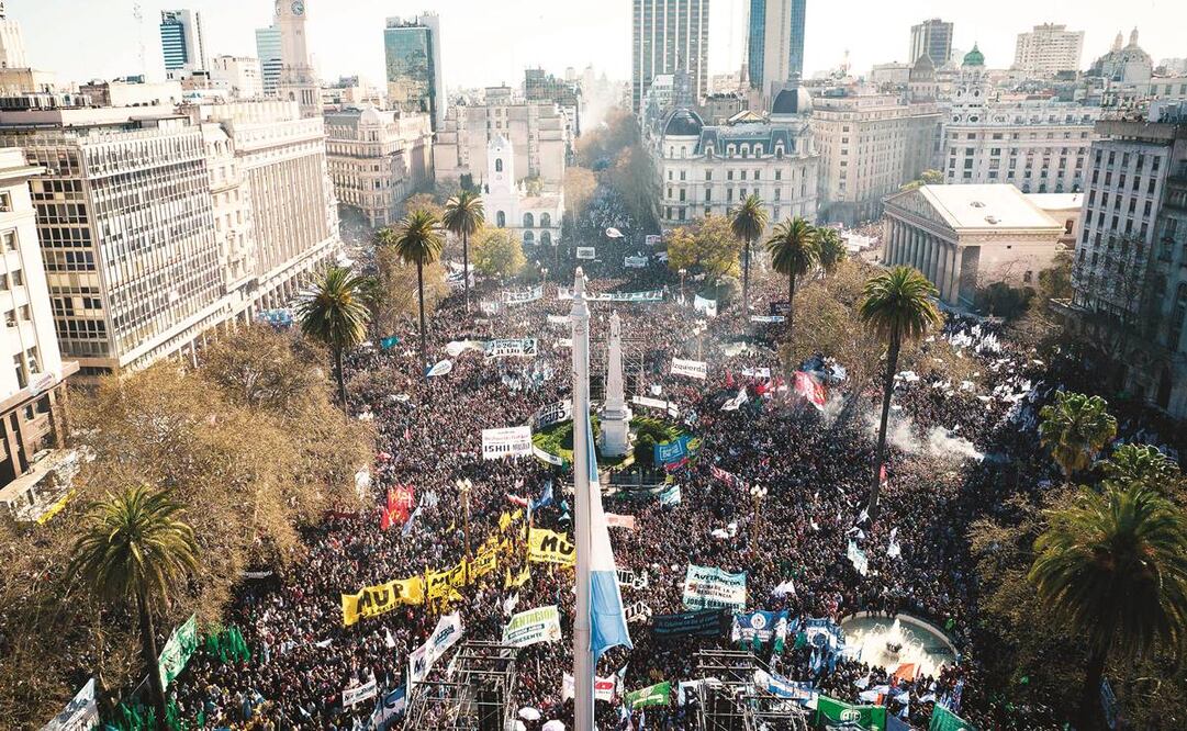 Miles de personas se manifestaron ayer en la Plaza de Mayo en Buenos Aires, en apoyo a la vicepresidenta Cristina Fernández de Kirchner, tras el atentado en su contra. Foto: Juan Ignacio Roncoroni/EFE