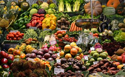 Canjea botellas de cerveza y revistas viejas por plantas y hortalizas en el mercado del trueque de la CDMX