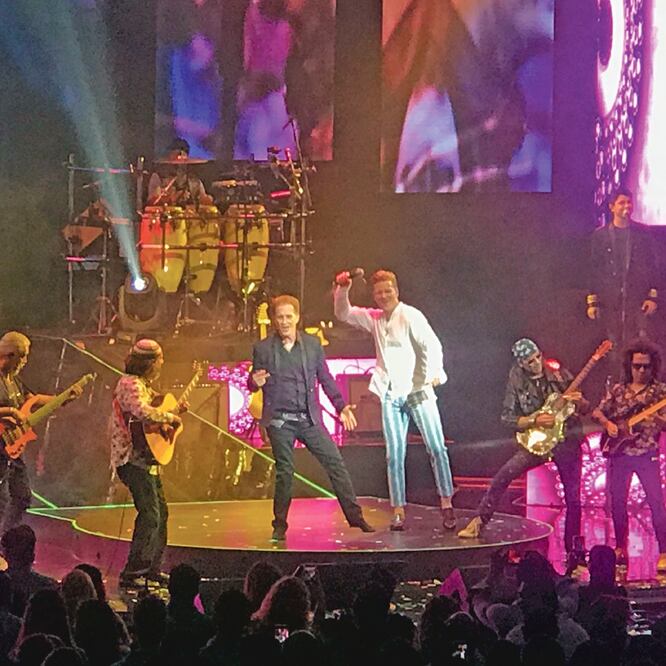 Con Alexander Acha interpretó “Es mi mujer”. Foto: HUMBERTO MONTOYA. EL UNIVERSAL