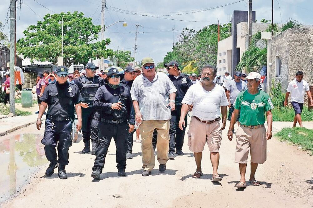 El alcalde de Dzilam de Bravo, Julio Abraham Villanueva Rivero acompañó a los pobladores casa por casa para pedir a los pescadores foráneos que se vayan del pueblo (FOTOS: CUAUHTÉMOC MORENO. EL UNIVERSAL)