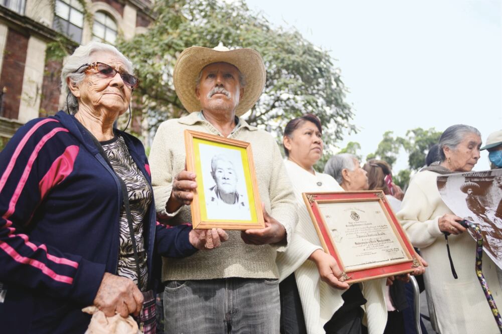 Por lo menos tres generaciones de descendientes del ejército de Emiliano Zapata protestaron ayer para exigirle al gobierno de Morelos que les pague la pensión que les corresponde por decreto, y no se contempló en el presupuesto (TONY RIVERA. EL UNIVERSAL)