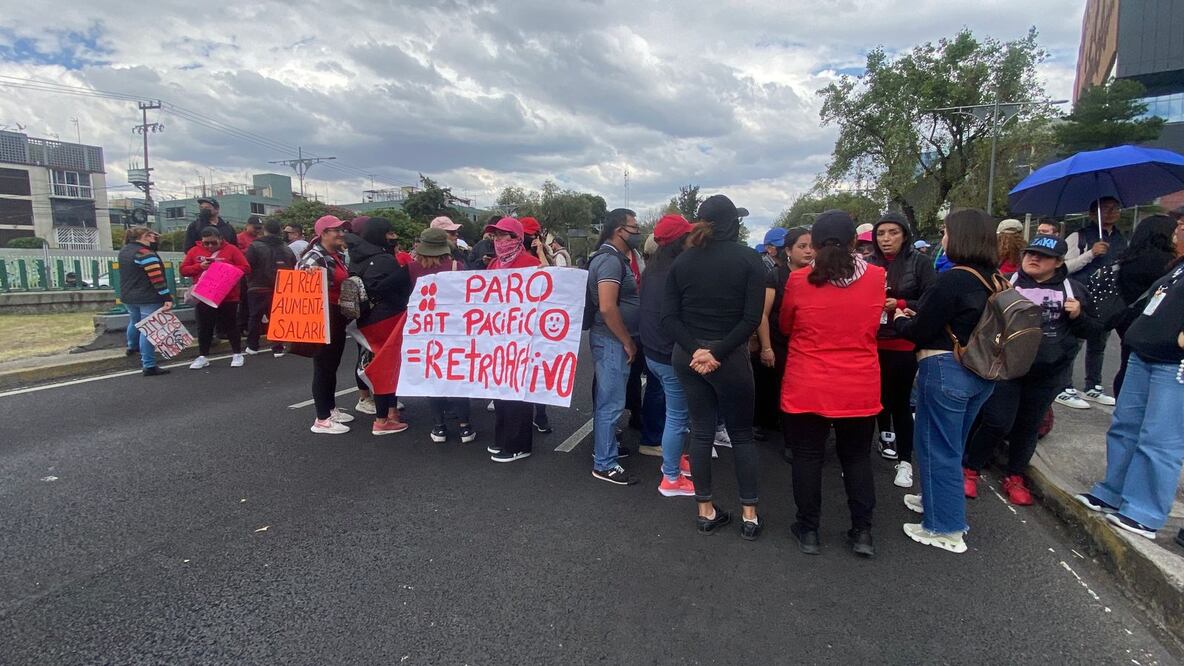 Trabajadores del SAT mantienen bloqueo sobre Viaducto; exigen aumento salarial justo y mejores condiciones laborales. (Foto: Juan Carlos Williams/ EL UNIVERSAL)