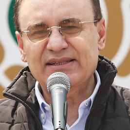 Recortan vendedores de autos