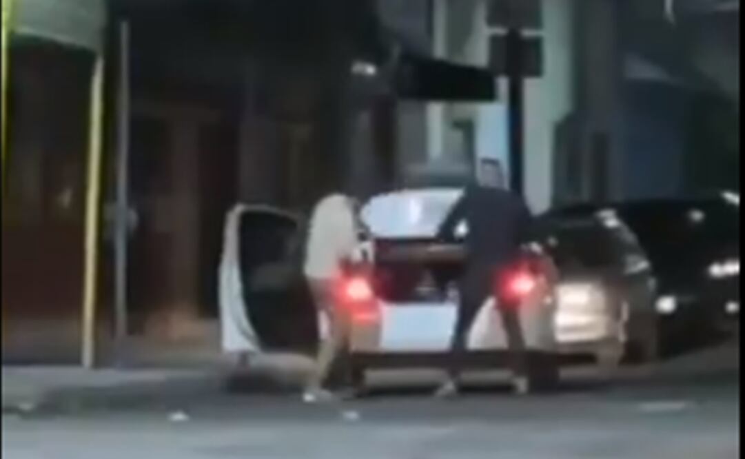 En el video se observa cómo un joven es ingresado a la cajuela de un auto blanco por dos hombres, quienes forcejean para cerrar la cajuela. Foto: Especial 