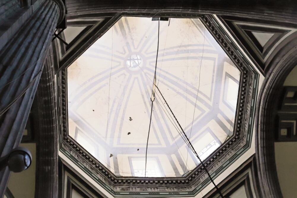 FOTOS: BERENICE FREGOSO. EL UNIVERSAL Una malla en la bóveda principal protege del desprendimiento de pintura, pero esta medida es limitada y los materiales deben ajustarse a normas de Protección Civil. / FOTOS: BERENICE FREGOSO. EL UNIVERSAL